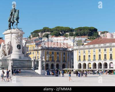 Pracala do Comércio (Handelsplatz) mit Reiterstatue und Schloss St. George auf dem Hügel dahinter. Lissabon, Portugal Stockfoto