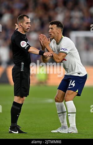 London, Großbritannien. 31. August 2022. London UK 31.. August 2022Ivan Perišić (Spurs) plädiert mit Peter Bankes (Schiedsrichter) während des Spiels der West Ham gegen Tottenham Hotspur Premier League im London Stadium Stratford. Quelle: MARTIN DALTON/Alamy Live News Stockfoto