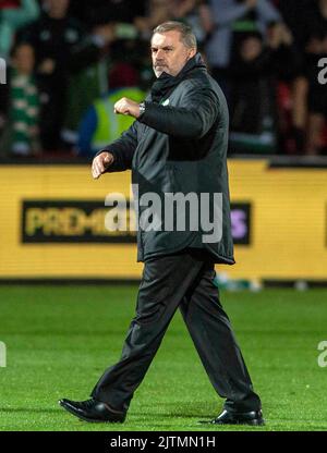 Celtic-Managerin Ange Postecoglou begrüßt die Fans nach dem zweiten Lauf des Premier Sports Cup im Global Energy Stadium, Dingwall. Bilddatum: Mittwoch, 31. August 2022. Stockfoto