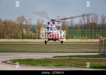 Der PZL W-3 Sokol ist ein mittelgroßer, zweimotoriger Mehrzweckhubschrauber Stockfoto