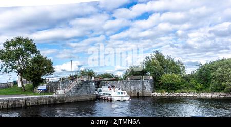 Ein Binnenschiff, das in die Tarmonbarry-Schleuse auf dem Shannon-Fluss in Roscommon, Irland, eindringt. Stockfoto