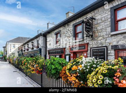 Die wunderschöne Blumenpracht vor Keenans Hotel, Bar und Restaurant in Tarmonbarry, County Roscommon, Irland. Stockfoto