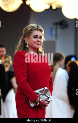 Catherine Deneuve, Leone D'Oro vom Filmfestival Venedig 79., La 79. Mostra Cinematografica di Venezia 2022, August 31., Venedig. FAMA © Fausto Marci Stockfoto