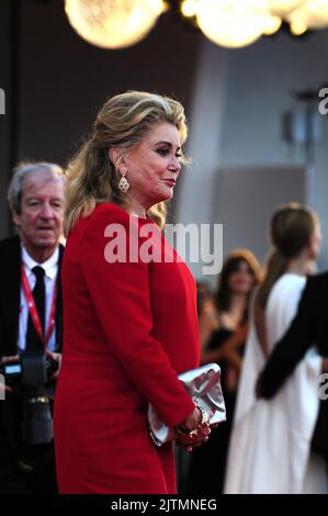 Catherine Deneuve, Leone D'Oro vom Filmfestival Venedig 79., La 79. Mostra Cinematografica di Venezia 2022, August 31., Venedig. FAMA © Fausto Marci Stockfoto