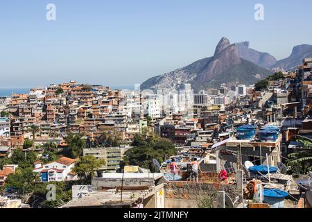 Blick von der Spitze des Cantagalo Hügels in Rio de Janeiro, Brasilien - 11. August 2015: Blick von der Spitze des Cantagalo Hügels in Ipanema in Rio de Janeiro. Stockfoto