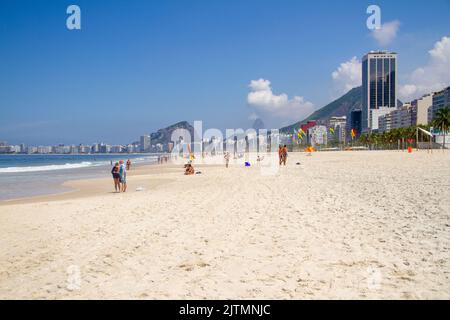 Strandruder in Copacabana in Rio de Janeiro, Brasilien - 15. März 2020: Ruderstrand in Copacabana an einem typischen sonnigen Tag in der Stadt. Stockfoto