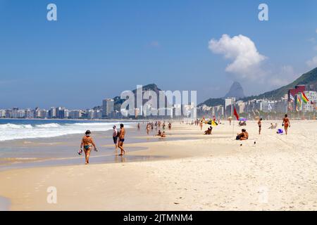 Strandruder in Copacabana in Rio de Janeiro, Brasilien - 15. März 2020: Ruderstrand in Copacabana an einem typischen sonnigen Tag in der Stadt. Stockfoto