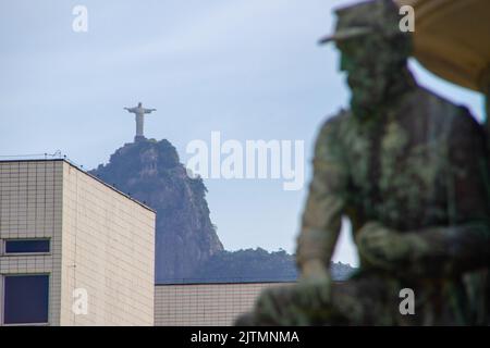 Denkmal für die Helden von Laguna und Dourados mit dem Christus der Erlöser im Hintergrund in Rio de Janeiro, Brasilien - 22. Mai 2020: Denkmal für die Stockfoto