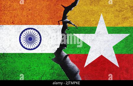 Myanmar gegen Indien Flaggen an einer Wand mit einem Riss. Beziehungen zwischen Indien und Myanmar. Indien und Myanmar Konflikt, Kriegskrise, Beziehung, Wirtschaft, Handelskonzept Stockfoto