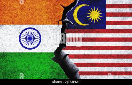 Malaysia gegen Indien Flaggen an einer Wand mit einem Riss. Beziehungen zwischen Indien und Malaysia. Indien und Malaysia Konflikte, Beziehungen, Wirtschaft, Handelskonzept Stockfoto
