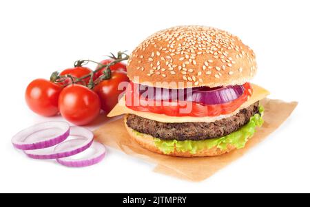 Hausgemachter Cheeseburger mit Rinderpasteten, frischem Salat, Tomaten und Zwiebeln auf Seaame Buns, isoliert auf weißem Hintergrund Stockfoto