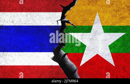 Myanmar gegen Thailand Flaggen an einer Wand mit einem Riss. Beziehungen zwischen Thailand und Myanmar. Thailand und Myanmar Konflikt, Kriegskrise, Beziehung, Wirtschaftskonzept Stockfoto