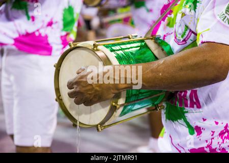 Percussionist mit Tamburin von der Samba mangueira Schule in Rio de Janeiro, Brasilien - 20. Dezember 2015: mitglied der Trommeln am Samba Mangueir Stockfoto