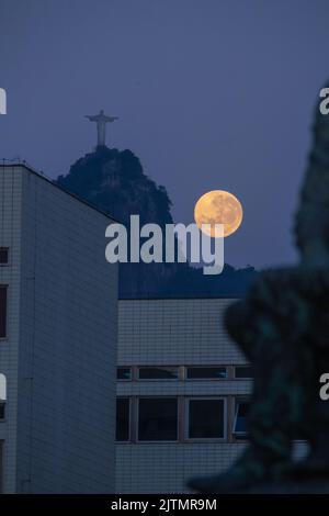 Anbruch neben der Statue von Christus dem Erlöser in Rio de Janeiro, Brasilien - 2. Oktober 2020: Anbruch neben der Statue von Christus dem Erlöser gesehen Stockfoto