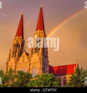 regenbogen über der Kathedrale von st. helena in helena, montana Stockfoto