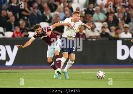 London, Großbritannien. 31. August 2022. Dejan Kulusevski von Tottenham Hotspur macht sich am 31. August 2022 gegen Aaron Cresswell von West Ham United während des Premier League-Spiels zwischen West Ham United und Tottenham Hotspur im London Stadium, Queen Elizabeth Olympic Park, London, England, durch. Foto von Ken Sparks. Nur zur redaktionellen Verwendung, Lizenz für kommerzielle Nutzung erforderlich. Keine Verwendung bei Wetten, Spielen oder Veröffentlichungen einzelner Clubs/Vereine/Spieler. Kredit: UK Sports Pics Ltd/Alamy Live Nachrichten Stockfoto