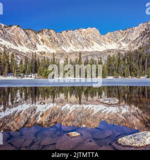 Der obere Zwillingssee taugt im Frühjahr unter einem Kopfwall in den Pioneer Mountains in der Nähe von dillon, montana, auf Stockfoto