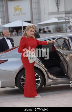 Catherine Deneuve, Leone D'Oro vom Filmfestival Venedig 79., La 79. Mostra Cinematografica di Venezia 2022, August 31., Venedig. FAMA © Fausto Marci Stockfoto