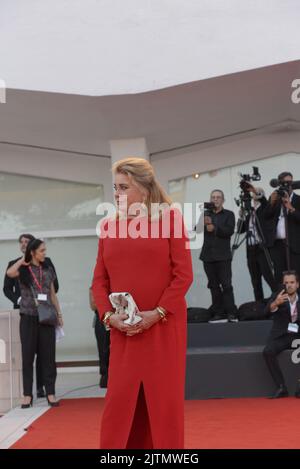 Catherine Deneuve, Leone D'Oro vom Filmfestival Venedig 79., La 79. Mostra Cinematografica di Venezia 2022, August 31., Venedig. FAMA © Fausto Marci Stockfoto