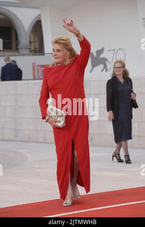 Catherine Deneuve, Leone D'Oro vom Filmfestival Venedig 79., La 79. Mostra Cinematografica di Venezia 2022, August 31., Venedig. FAMA © Fausto Marci Stockfoto