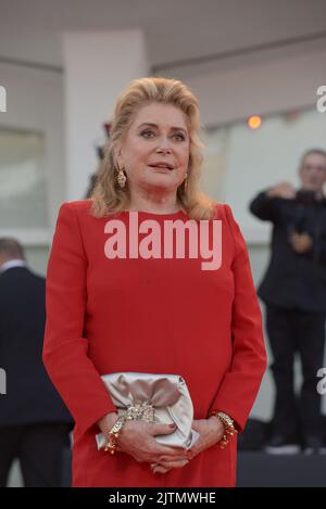 Catherine Deneuve, Leone D'Oro vom Filmfestival Venedig 79., La 79. Mostra Cinematografica di Venezia 2022, August 31., Venedig. FAMA © Fausto Marci Stockfoto