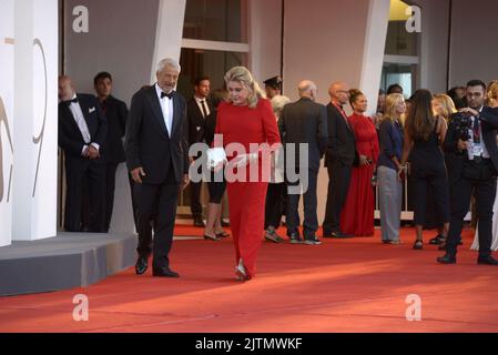 Catherine Deneuve, Leone D'Oro vom Filmfestival Venedig 79., La 79. Mostra Cinematografica di Venezia 2022, August 31., Venedig. FAMA © Fausto Marci Stockfoto