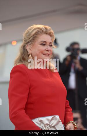 Catherine Deneuve, Leone D'Oro vom Filmfestival Venedig 79., La 79. Mostra Cinematografica di Venezia 2022, August 31., Venedig. FAMA © Fausto Marci Stockfoto