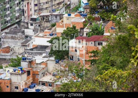 Favela do tabajara in copacabana, Rio de Janeiro, Brasilien - 23. Dezember 2014: Häuser in Favela do tabajara in copacabana Nachbarschaft Stockfoto