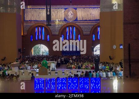 National Sanctuary of Nossa Senhora Aparecida, erschienen aus dem Norden, São Paulo, Brasilien - 20. September 2015: Messe im Inneren des nationalen Heiligtums Stockfoto