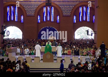 National Sanctuary of Nossa Senhora Aparecida, erschienen aus dem Norden, São Paulo, Brasilien - 20. September 2015: Messe im Inneren des nationalen Heiligtums Stockfoto