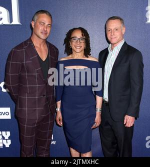 Taylor Kinney, S. Epatha Merkerson und Jason Beghe nahmen an der NBCUniversal 2022 im Vorfeld Teil, die am 16. Mai 2022 in New York City, NY, im Mandarin Oriental Hotel stattfand ©Steven Bergman/AFF-USA.COM Stockfoto