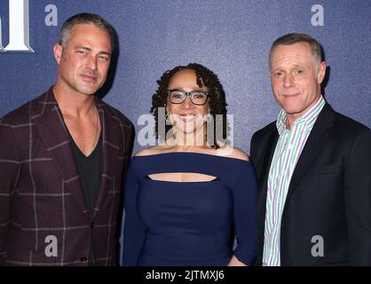 Taylor Kinney, S. Epatha Merkerson und Jason Beghe nahmen an der NBCUniversal 2022 im Vorfeld Teil, die am 16. Mai 2022 in New York City, NY, im Mandarin Oriental Hotel stattfand ©Steven Bergman/AFF-USA.COM Stockfoto