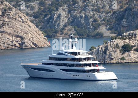 Die Luxusyacht Faith, die die Adria segelt, kann am 23. August 2022 in Sibenik, Kroatien gesehen werden. Die Yacht ist 96,6 Meter lang und zählt zu den 60 größten Yachten der Welt. Die Yacht ist fast 20 Millionen Dollar wert. Sieben Tage Yachtcharter kosten rund 1,5 Millionen Dollar. Der Eigner der Yacht ist Lawrence Stroll, Miteigentümer von Aston Martin in der Formel 1. Die Yacht Faith hat eine Kapazität für 12 Gäste in 7 Kabinen, während die Anzahl der Besatzungsmitglieder 31 beträgt. Beyonce und Jay-Z segelten diesen Sommer auf dieser Yacht. Foto: Dusko Jaramaz/PIXSELL Stockfoto