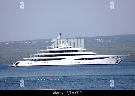 Die Luxusyacht Faith, die die Adria segelt, kann am 23. August 2022 in Sibenik, Kroatien gesehen werden. Die Yacht ist 96,6 Meter lang und zählt zu den 60 größten Yachten der Welt. Die Yacht ist fast 20 Millionen Dollar wert. Sieben Tage Yachtcharter kosten rund 1,5 Millionen Dollar. Der Eigner der Yacht ist Lawrence Stroll, Miteigentümer von Aston Martin in der Formel 1. Die Yacht Faith hat eine Kapazität für 12 Gäste in 7 Kabinen, während die Anzahl der Besatzungsmitglieder 31 beträgt. Beyonce und Jay-Z segelten diesen Sommer auf dieser Yacht. Foto: Dusko Jaramaz/PIXSELL Stockfoto