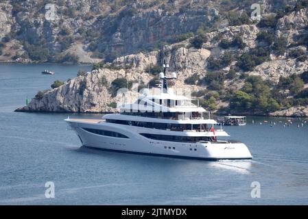 Die Luxusyacht Faith, die die Adria segelt, kann am 23. August 2022 in Sibenik, Kroatien gesehen werden. Die Yacht ist 96,6 Meter lang und zählt zu den 60 größten Yachten der Welt. Die Yacht ist fast 20 Millionen Dollar wert. Sieben Tage Yachtcharter kosten rund 1,5 Millionen Dollar. Der Eigner der Yacht ist Lawrence Stroll, Miteigentümer von Aston Martin in der Formel 1. Die Yacht Faith hat eine Kapazität für 12 Gäste in 7 Kabinen, während die Anzahl der Besatzungsmitglieder 31 beträgt. Beyonce und Jay-Z segelten diesen Sommer auf dieser Yacht. Foto: Dusko Jaramaz/PIXSELL Stockfoto