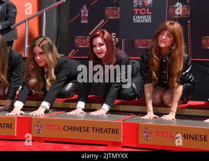 Lisa Marie Presley, Priscilla Presley und Riley Keough bei der Familie Presley Hand and Footprint Feremony felebrating Baz Luhrmanns 'Elvis'-Film, der am 21. Juni 2022 im TCL Chinese Theatre IMAX in Hollywood, CA, stattfand © OConnor / AFF-USA.com Stockfoto