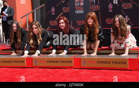 Lisa Marie Presley, Priscilla Presley und Riley Keough bei der Familie Presley Hand and Footprint Feremony felebrating Baz Luhrmanns 'Elvis'-Film, der am 21. Juni 2022 im TCL Chinese Theatre IMAX in Hollywood, CA, stattfand © OConnor / AFF-USA.com Stockfoto