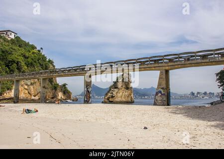 Boa Viagem Beach in Niteroi in Rio de Janeiro, Brasilien - 18. Juli 2014: Boa Viagem Beach, ein schöner Strand in der ozeanischen Region Niteroi. Stockfoto