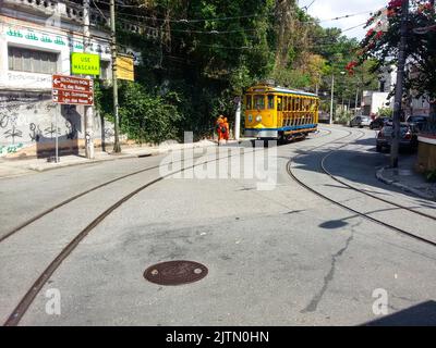 Santa Teresa Tram in Rio de Janeiro, Brasilien - 1. September 2020: Klassische Verkehrsmittel im Viertel Santa Teresa in Rio de Janeiro. Stockfoto