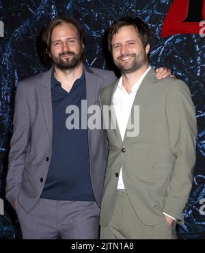 Matt Duffer und Ross Duffer nahmen an der Weltpremiere der „Stranger Things“-Saison 4 Teil, die am 14. Mai 2022 in den Netflix Studios in Brooklyn, NY, stattfand ©Steven Bergman/AFF-USA.COM Stockfoto