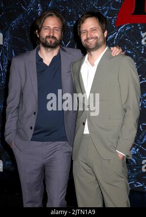 Matt Duffer und Ross Duffer nahmen an der Weltpremiere der „Stranger Things“-Saison 4 Teil, die am 14. Mai 2022 in den Netflix Studios in Brooklyn, NY, stattfand ©Steven Bergman/AFF-USA.COM Stockfoto