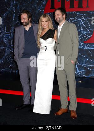 Matt Duffer, Millie Bobby Brown und Ross Duffer nahmen an der Weltpremiere der „Stranger Things“-Saison 4 Teil, die am 14. Mai 2022 in den Netflix Studios in Brooklyn, NY, stattfand ©Steven Bergman/AFF-USA.COM Stockfoto