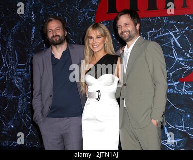 Matt Duffer, Millie Bobby Brown und Ross Duffer nahmen an der Weltpremiere der „Stranger Things“-Saison 4 Teil, die am 14. Mai 2022 in den Netflix Studios in Brooklyn, NY, stattfand ©Steven Bergman/AFF-USA.COM Stockfoto