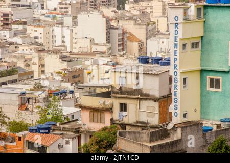 Favela do cantagalo im Viertel ipanema in Rio de Janeiro, Brasilien - 28. Juni 2016: Häuser in der Favela do cantagalo in Rio de Janeiro. Stockfoto