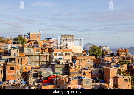 Favela do cantagalo im Viertel ipanema in Rio de Janeiro, Brasilien - 28. Juni 2016: Häuser in der Favela do cantagalo in Rio de Janeiro. Stockfoto