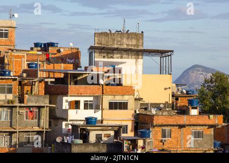 Favela do cantagalo im Viertel ipanema in Rio de Janeiro, Brasilien - 28. Juni 2016: Häuser in der Favela do cantagalo in Rio de Janeiro. Stockfoto