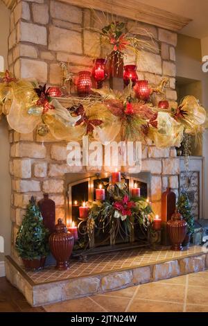 Kaminmantel mit beleuchteten Weihnachtsdekorationen. Stockfoto