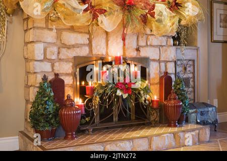 Kaminmantel mit beleuchteten Weihnachtsdekorationen. Stockfoto