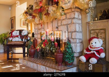 Kaminmantel mit beleuchteten Weihnachtsdekorationen. Stockfoto