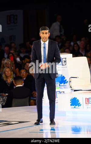 London, Großbritannien. 31. August 2022. Rishi Sunak während einer Hustings-Veranstaltung in der Wembley Arena, London, als Teil ihrer Kampagne, Vorsitzender der Konservativen Partei und nächster Premierminister zu sein. Bilddatum: Mittwoch, 31. August 2022. Bildnachweis sollte lauten: Matt Crossick/Empics/Alamy Live News Stockfoto